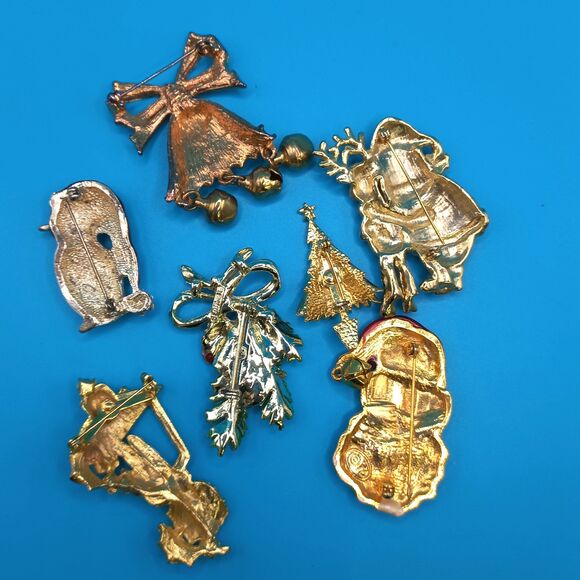 Vintage LOT: JEWELRY Santa Tree Bells Lantern Penguin Pinecone XMAS is Coming! - Picture 6 of 6